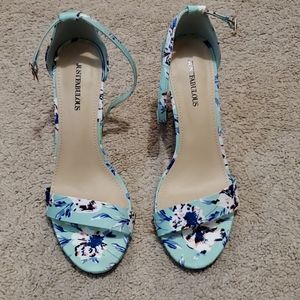 Floral print chunky heel sandal